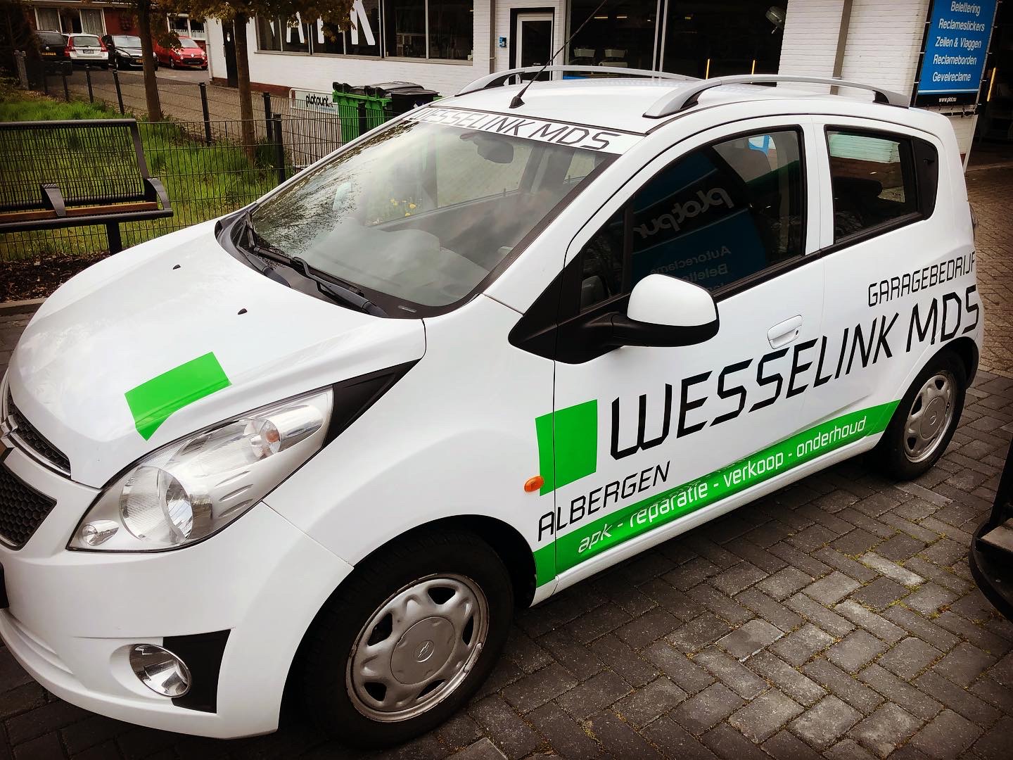 Bedrijfswagen van Wesselink MDS met de tekst Garagebedrijf Wesselink MDS Albergen