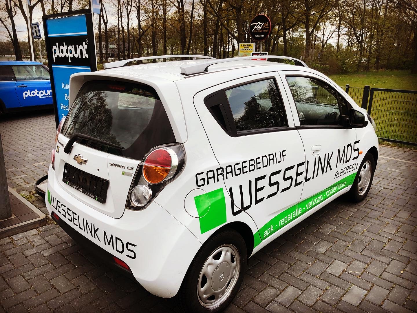 Witte Chevrolet van Garagebedrijf Wesselink MDS met groene belettering: apk, reparatie, verkoop, onderhoud